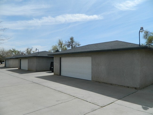 Garages - 13400 Mohawk Rd