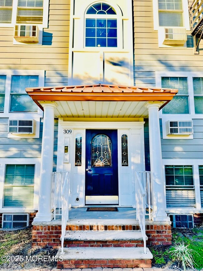 Building Photo - 301-309 4th Ave