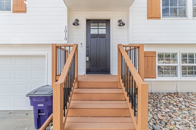 Building Photo - Walking distance to Milford Lake