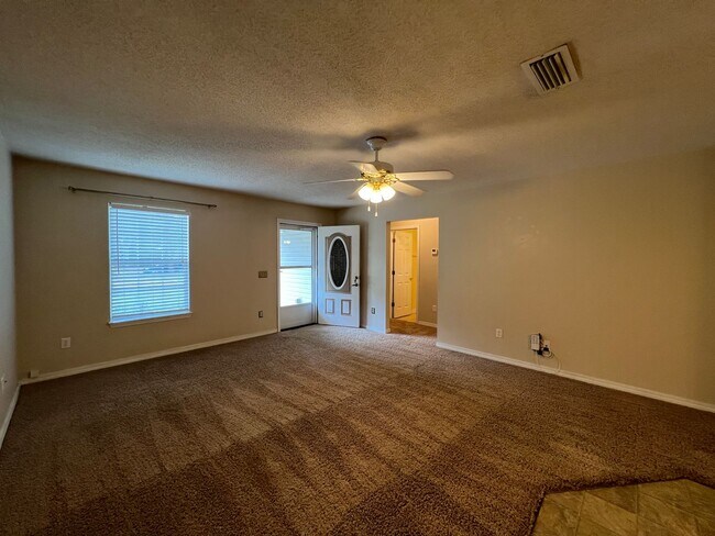 Building Photo - Cute 3 Bedroom in Milton