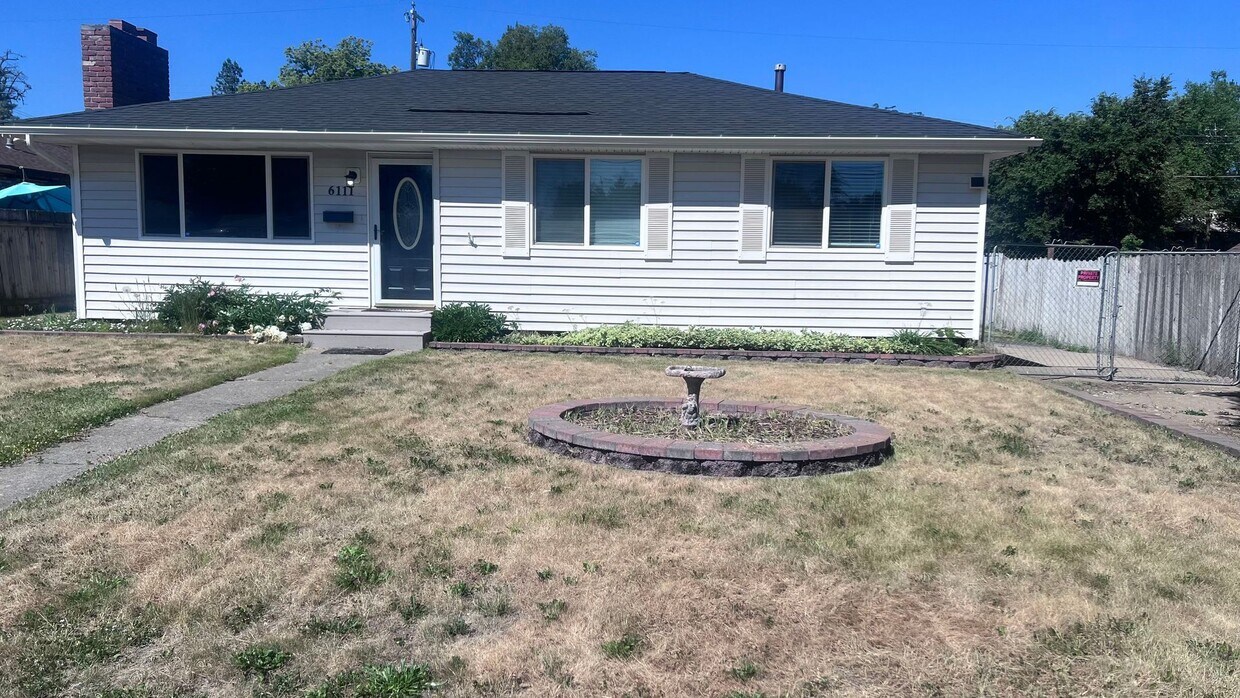 Foto principal - 4 bedroom 2 bath home Available Now!!!