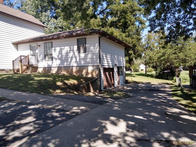 Building Photo - 920 Kickapoo St