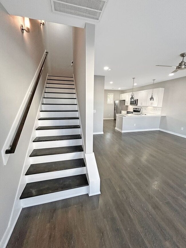 Building Photo - Modern 3-Bedrooms Townhome with Natural Li...