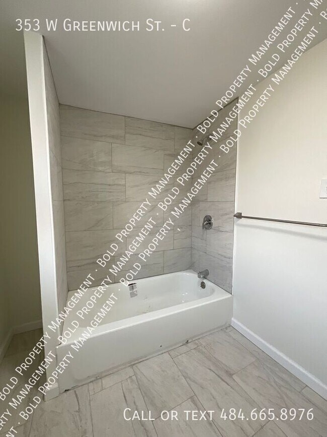 Foto del edificio - 353 W Greenwich St