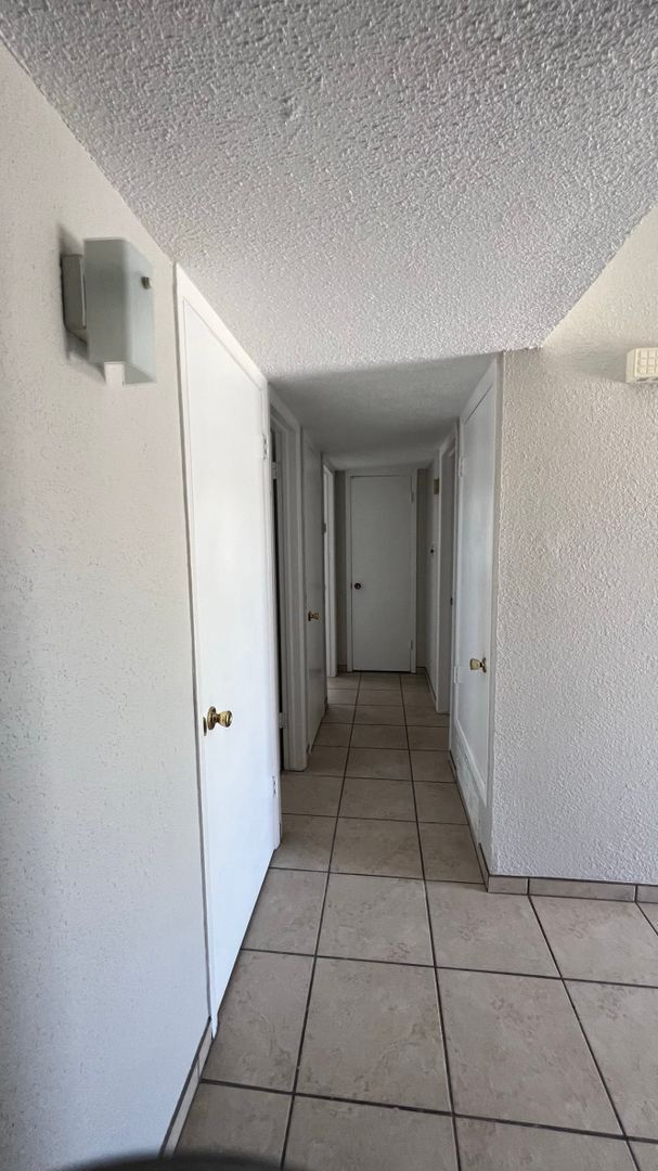 Foto del edificio - Beautiful home with 2 kitchens and 3 bedrooms and 2 bathrooms