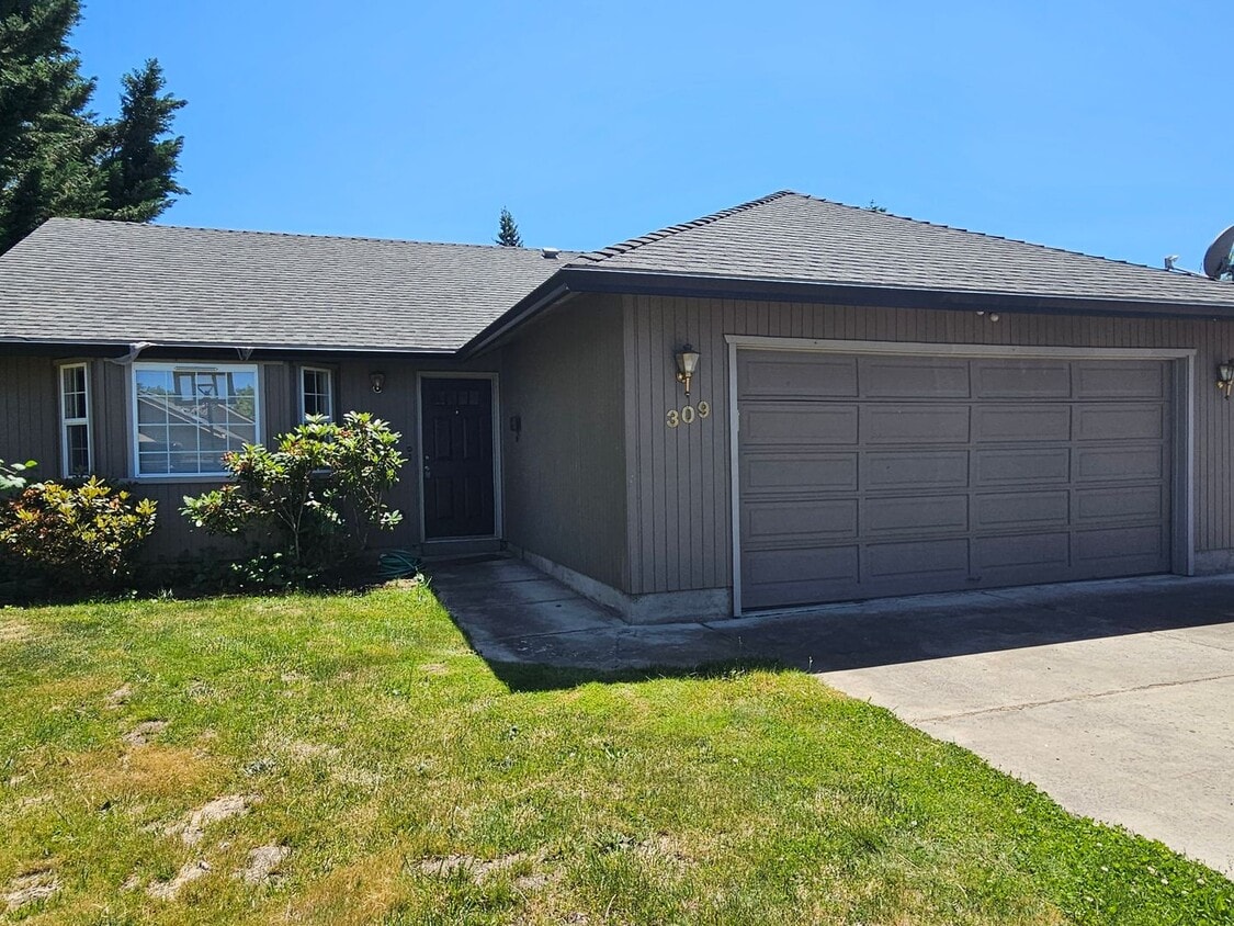 Primary Photo - Nice home in South Medford