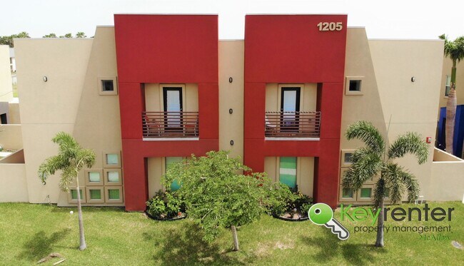 Building Photo - 2B/2.5B Townhome in gated community now av...