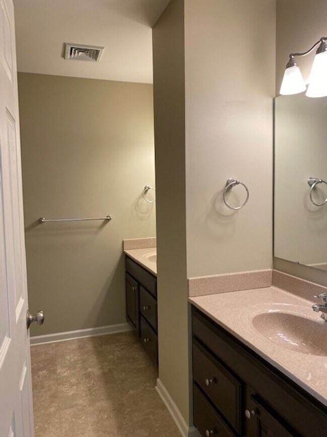 Foto del edificio - 3 Bedroom 3.5 Bath Town-Home For Rent In C...