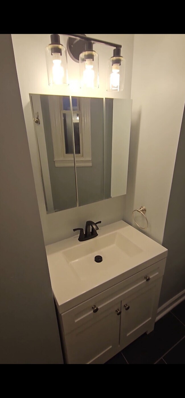 Full Bath - 4525 S Vincennes Ave