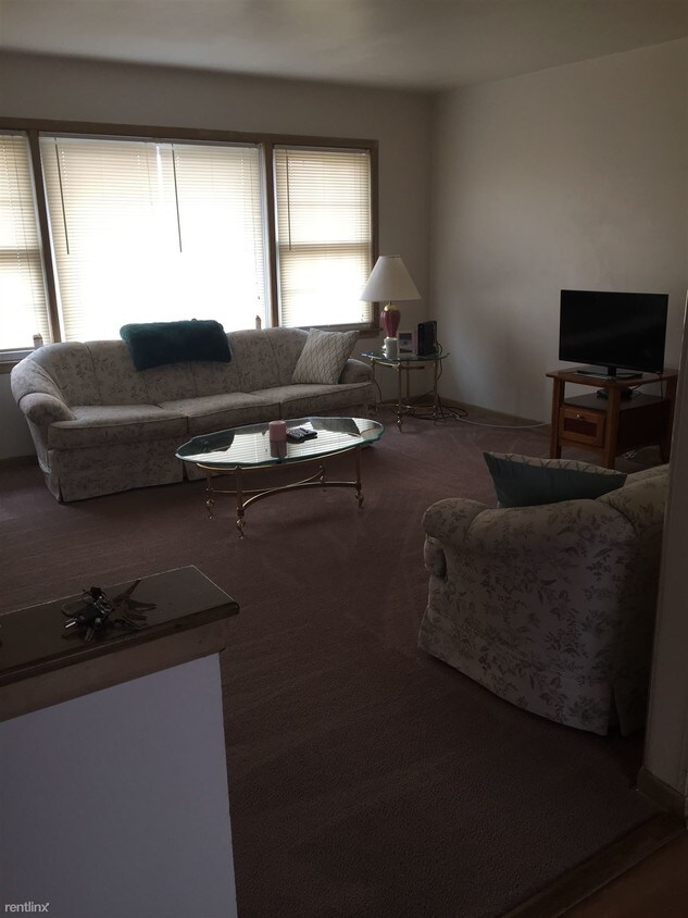 9461 Maple Dr, Rosemont, IL 60018 Room for Rent in Rosemont, IL