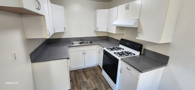 Kitchen - 25221 Bigelow Rd