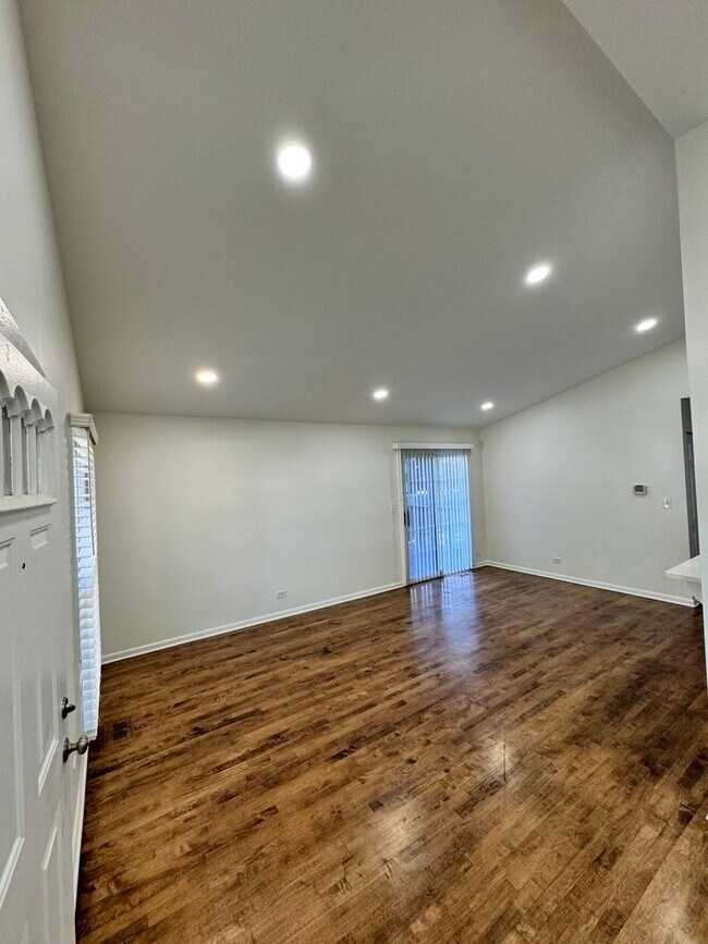 Building Photo - 1944 Navarone Dr