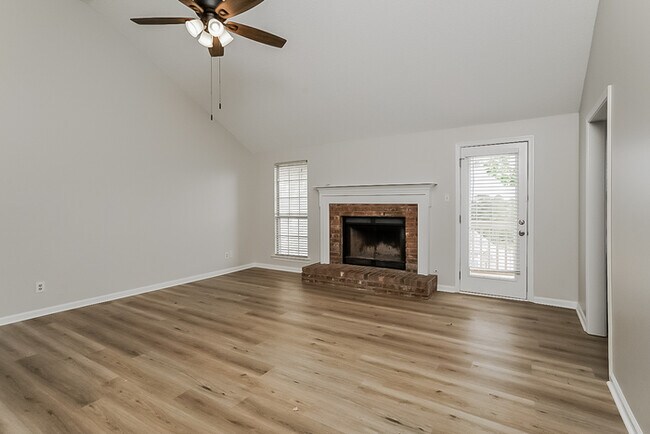 Foto del edificio - 38 Summit Ridge Dr