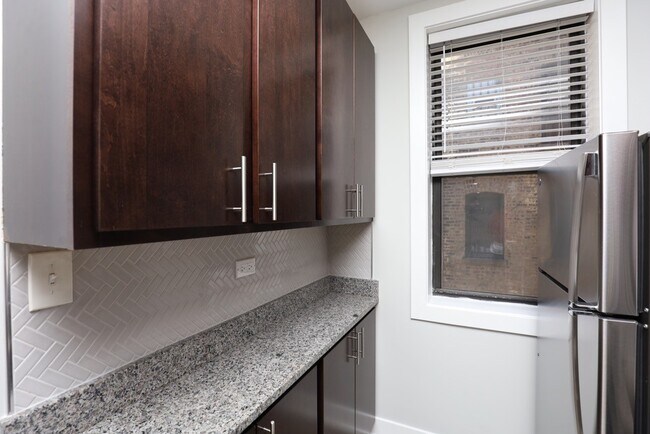 Foto del edificio - 716 W Brompton Ave