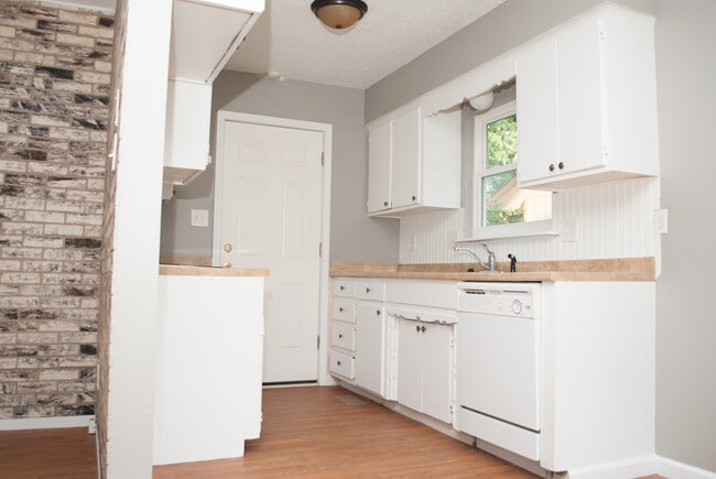 Building Photo - Look No Further!! 3 Bedroom 1.5 Bath House with a Garage