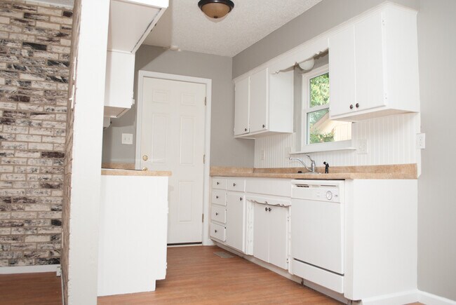 Foto del edificio - Look No Further!! 3 Bedroom 1.5 Bath House with a Garage