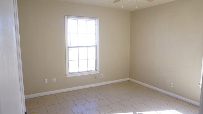 Building Photo - 912-912 Williamson Dr