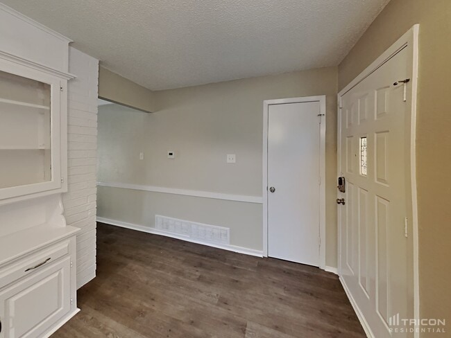 Building Photo - 820 Vaughn Dr
