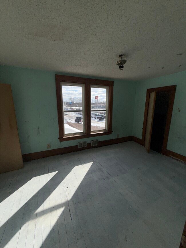 Building Photo - 111 E Livingston Dr