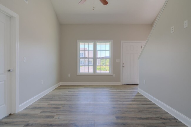 Building Photo - 405 Twisted Oak Drive | 3 Bed 2 Bath End U...