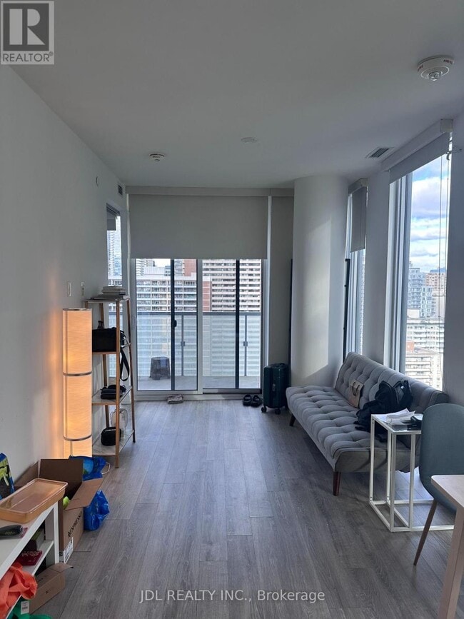 Photo du bâtiment - 28 Wellesley St E