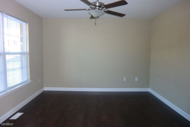 Building Photo - 2 br, 1 bath  - 255 Sandridge Dr