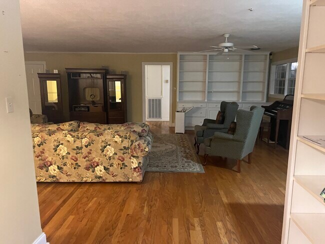 Building Photo - 204 8th Ave