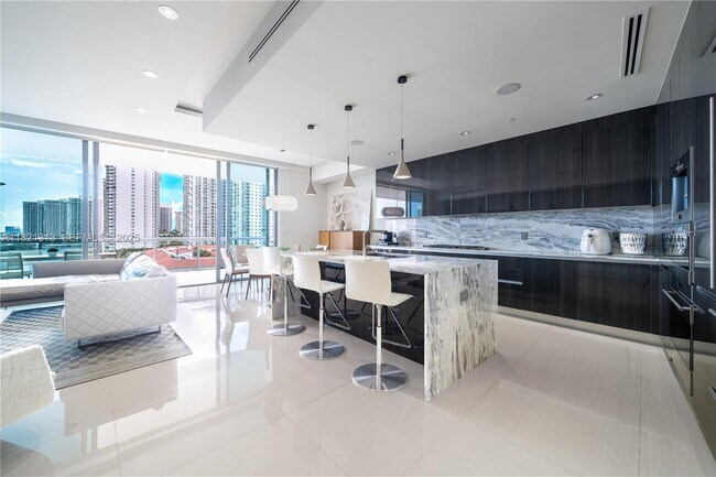 Foto del edificio - 3300 NE 188th St