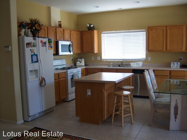 Building Photo - 4 br, 3 bath House - 1145 E Locust Dr.