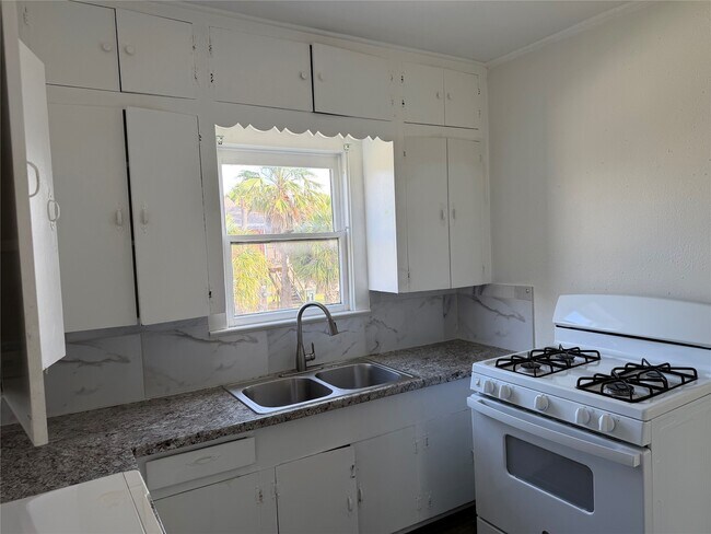 Foto del edificio - 2303 Victory Ave