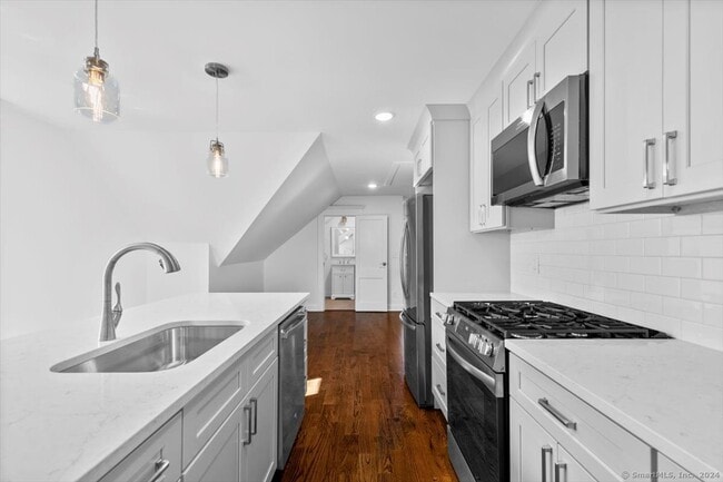 Building Photo - 954 Elm St