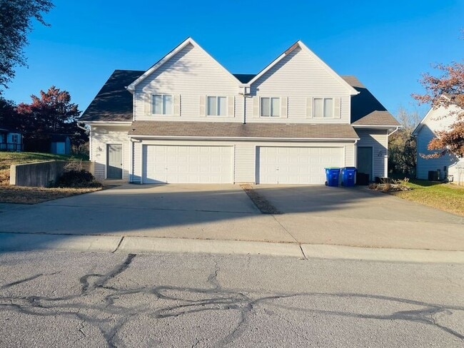 Building Photo - 808 NE Independence Ct