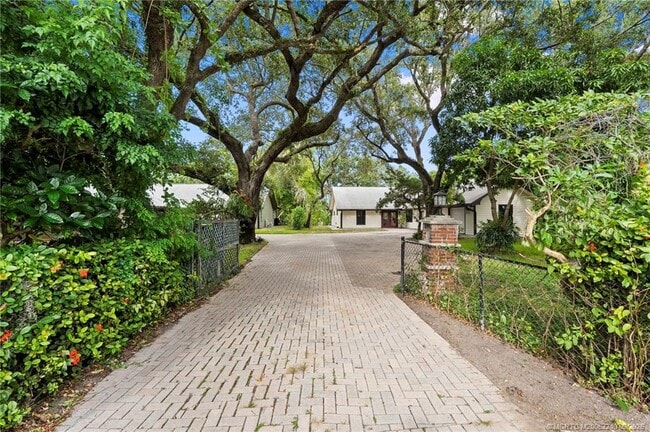 Foto del edificio - 659 SE St Lucie Blvd