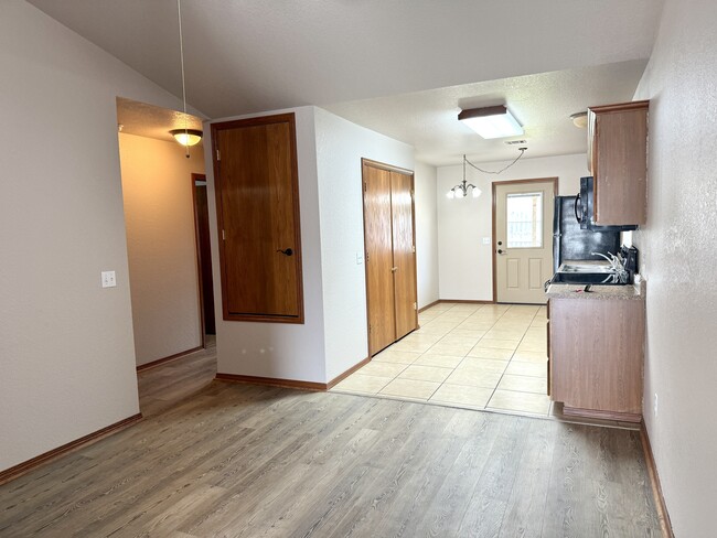 Building Photo - 2202 Lakeview Dr