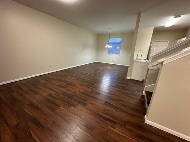 Foto del edificio - 6435 Waldron Dr