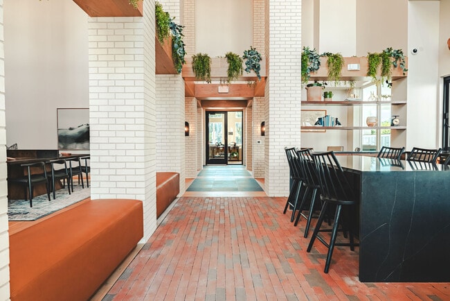 Building Photo - Oak House