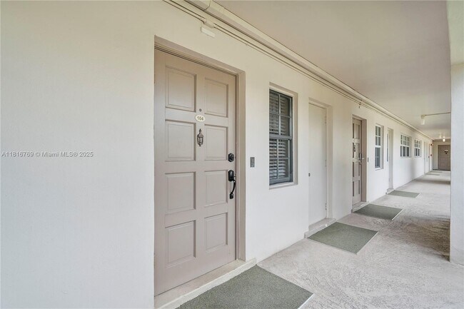 Building Photo - 3150 N Palm Aire Dr