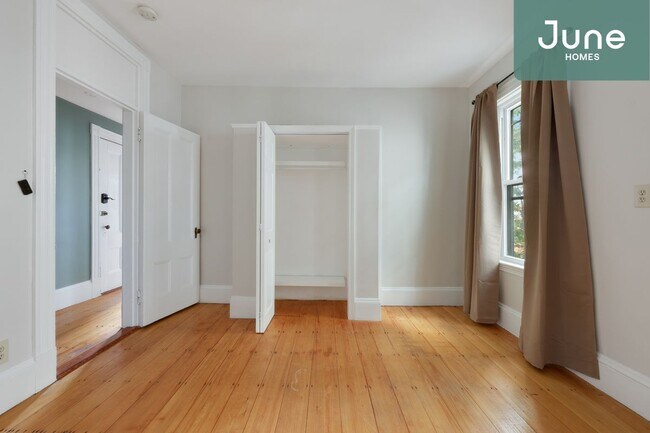 Building Photo - ROOM ONLY in 4-bed/1.0-bath Home