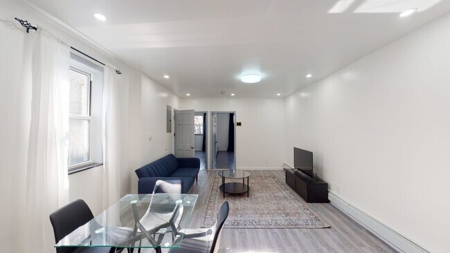 Building Photo - Queen room in 4-bed/2.0-bath Home