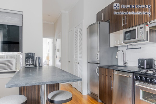 Building Photo - 515 W 47th St