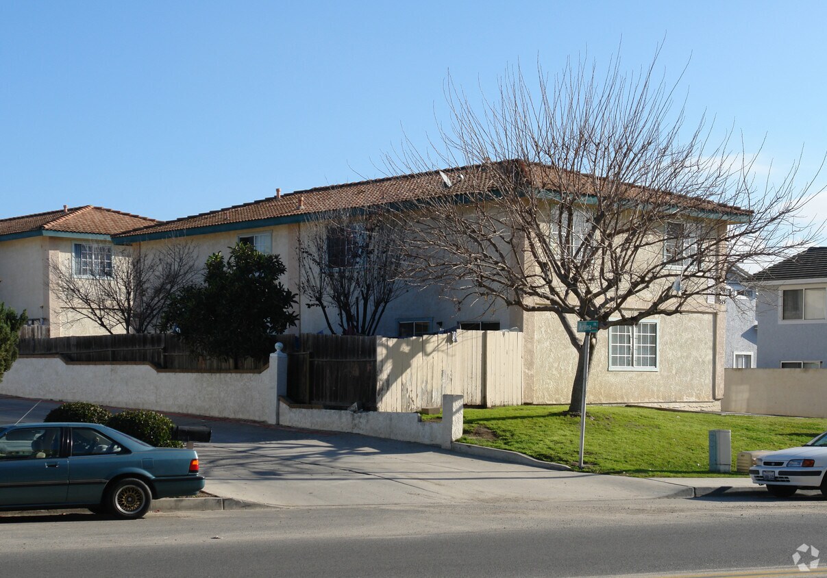 Building Photo - La Familia Vista