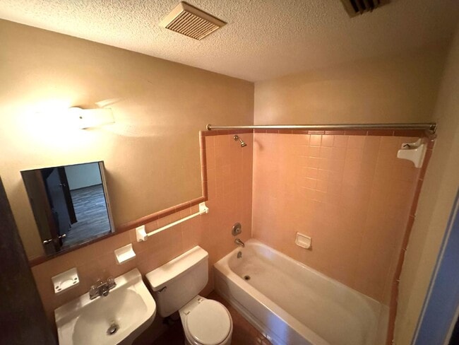 Building Photo - 1 bedroom, 1 bath duplex for rent in Dothan, AL - Section 8 approved! Check out this rental today.
