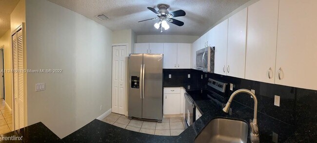 Building Photo - 2 br, 2 bath Townhome - 11432 SW 17th Ct V...