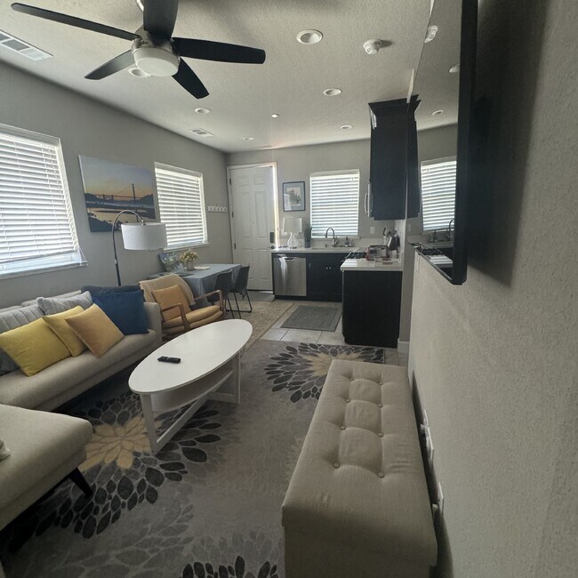 Foto del edificio - Cannery living at its best
