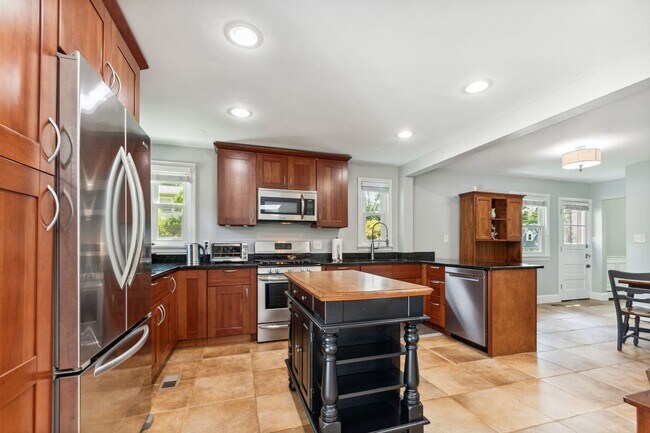 Foto del edificio - 9909 Gardiner Ave