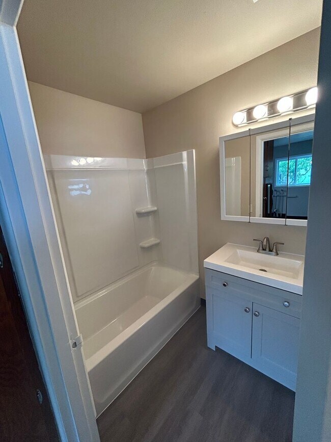 Foto del edificio - Beautifully renovated 3bedroom/2 bath house. 1/2 off 1st month's rent!