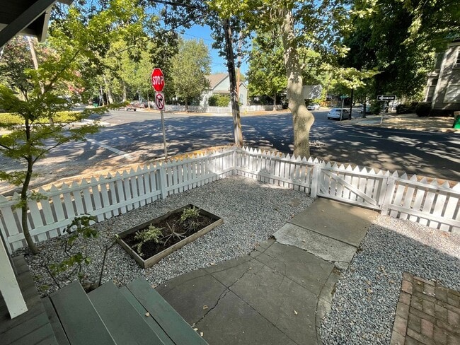 Building Photo - 8th &amp; Orient