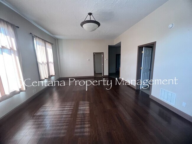 Building Photo - 871 S Main St