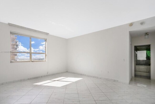 Foto del edificio - 10185 Collins Ave