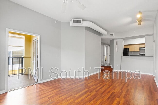 Photo - 2421 W Horatio St Apartment